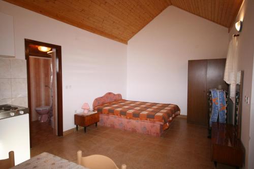 Postel nebo postele na pokoji v ubytování Apartments with parking spaces Grebastica, Sibenik - 4312