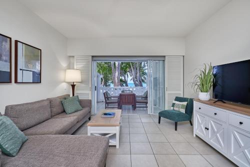 Χώρος καθιστικού στο Beach Club Oceanview Apartment 1221-2 Palm Cove