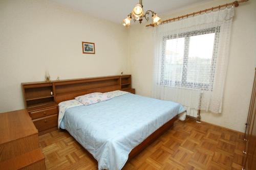 Schlafzimmer mit einem Bett und einem Fenster in der Unterkunft Apartments by the sea Slatine, Ciovo - 1137 in Slatine
