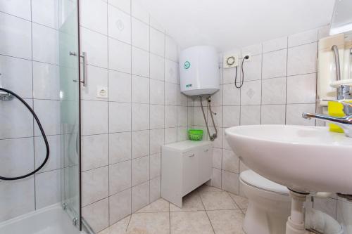 トロギールにあるApartment Slatine 1126bのバスルーム(シャワー、トイレ、シンク付)