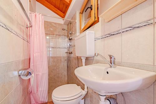 O baie la Secluded house with a parking space Cove Rasohatica, Korcula - 16651