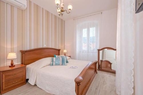 イェルサにあるSeaside apartments with a swimming pool Jelsa, Hvar - 2067のベッドとドレッサーと鏡のある寝室