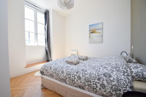 une chambre avec un lit avec un animal en peluche dessus dans l'établissement Appt 3 pièces haut de gamme dans la 