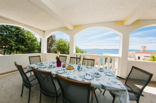 een tafel op een balkon met uitzicht op de oceaan bij Apartments by the sea Pisak, Omis - 1067 in Pisak