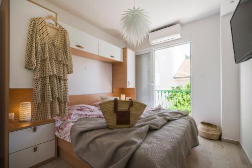 een slaapkamer met een bed en een raam bij Apartments by the sea Pisak, Omis - 1067 in Pisak