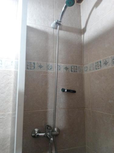uma casa de banho com uma cabeça de chuveiro em EL MONO DE LU em San Carlos de Bariloche