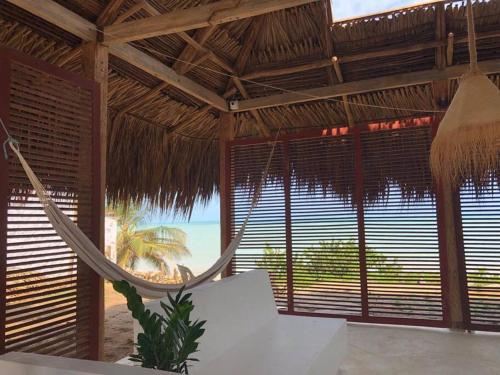 Dibulla的住宿－Acuarela del Mar，海滩景客房中的吊床