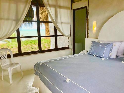 um quarto com uma cama grande e uma janela em Acuarela del Mar em Dibulla