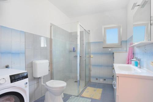 e bagno con doccia, servizi igienici e lavandino. di Apartments and rooms by the sea Arbanija, Ciovo - 1125 a Trogir