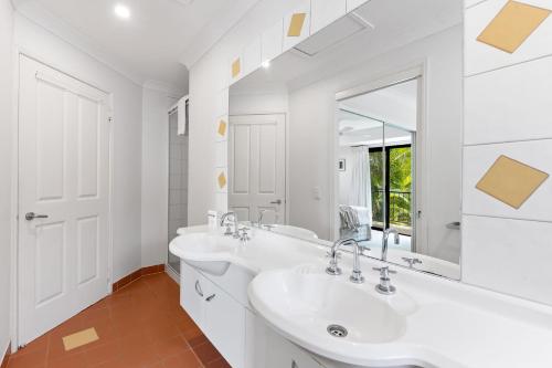 een witte badkamer met 2 wastafels en een spiegel bij Corona St Secluded Sunshine Beach Duplex with Private Pool in Sunshine Beach