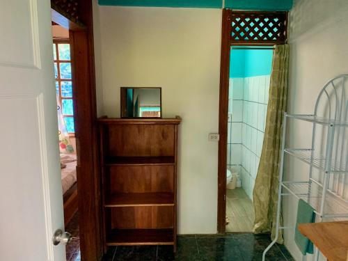 Woodstock Hostel في سامارا: غرفة مع خزانة خشبية ومرآة