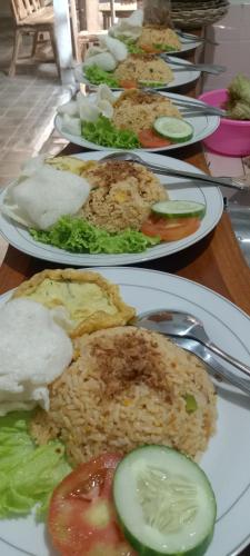 una fila de platos de comida en una mesa en The Bloomy House, en Yogyakarta