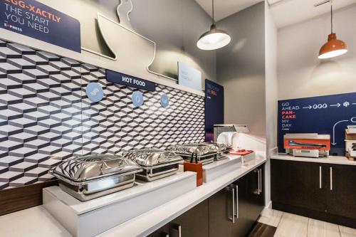 Cuisine ou kitchenette dans l'établissement Holiday Inn Express & Suites Edmonton N - St Albert by IHG