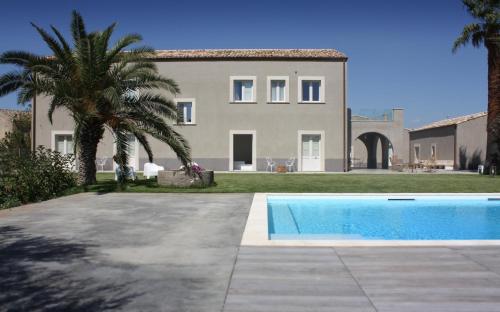 Villa con piscina frente a una casa en Terre di Senia en Chiaramonte Gulfi