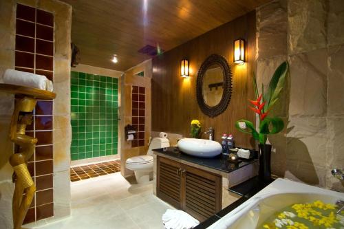 uma casa de banho com um lavatório, um WC e uma banheira em Panviman Resort Koh Phangan - SHA Extra Plus em Thong Nai Pan Noi