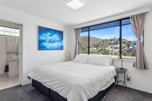 Postel nebo postele na pokoji v ubytování Penthouse style huge balcony panoramic views