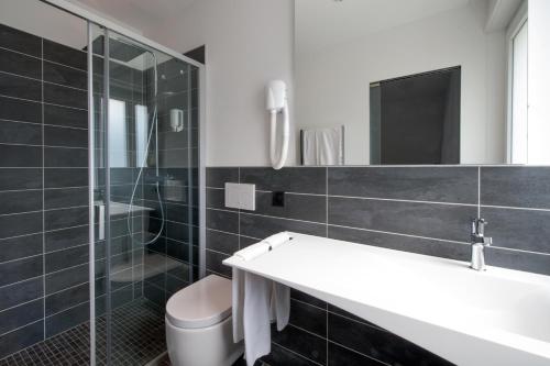 卡莫日諾的住宿－Hotel Morobbia，一间带水槽、卫生间和镜子的浴室
