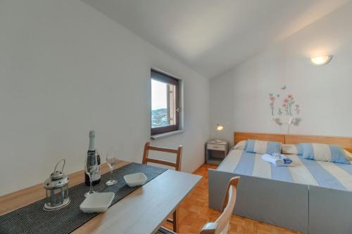 um quarto com uma cama, uma mesa e uma sala de jantar em Apartments by the sea Vrboska (Hvar) - 4025 em Vrboska