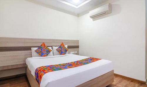 um quarto com uma cama grande num quarto em FabHotel Pride Inn Financia em Hyderabad