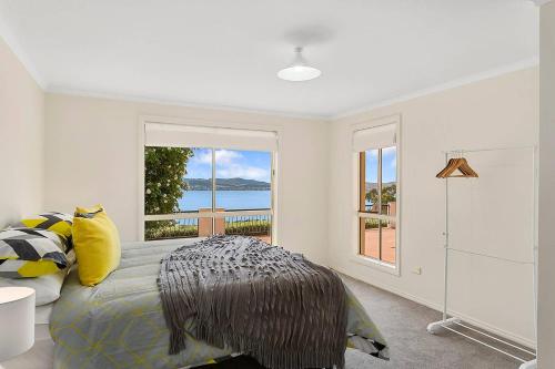Un dormitorio con una cama y vista al mar. en Scenic Sandy Bay Lookout in the Hills, en Sandy Bay