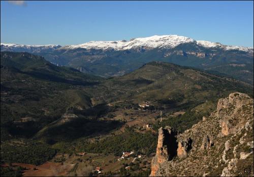 a view of a mountain range with a snow covered mountain at Casas rurales Camaretas in Yeste