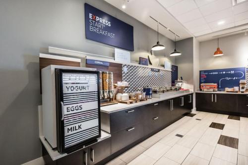 Cuisine ou kitchenette dans l'établissement Holiday Inn Express & Suites Edmonton N - St Albert by IHG