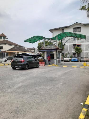 eine Tankstelle mit Autos auf einem Parkplatz in der Unterkunft Homestay Idaman Penang in Permatang Pauh