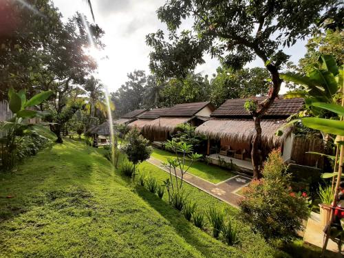 a view of the grounds of a house with a garden at Waroeng Senaru in Senaru