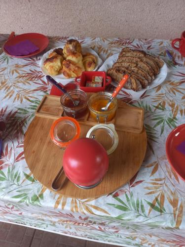 a table with a tray of food on a bed at Le violet in Gaillac