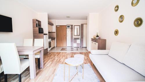 uma sala de estar com um sofá branco e uma mesa em Alpe Adria Apartments - Top 11 by S4Y em Oberaichwald