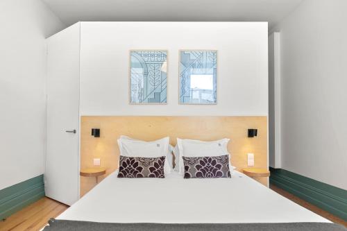 ポルトにあるOX Apartments B Placesのベッドルーム1室(白いベッド1台、窓2つ付)