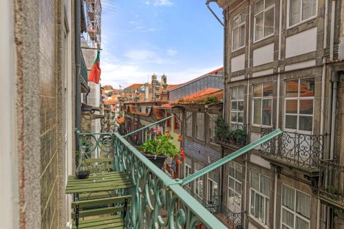 balcón con vistas a la ciudad en OX Apartments B Places, en Oporto
