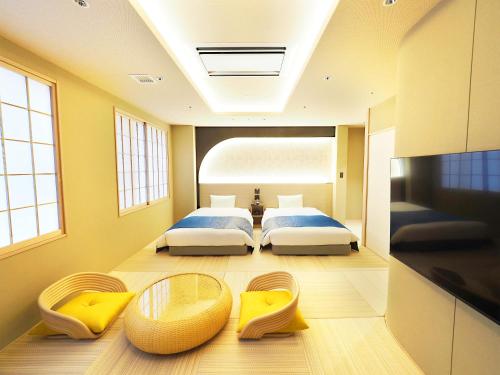 two beds in a room with two beds sidx sidx sidx at Hotel Abest Grande Takatsuki in Takatuki