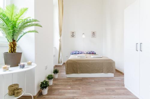 1 dormitorio con 1 cama en una habitación blanca en N28 Deluxe Apartment, en Budapest