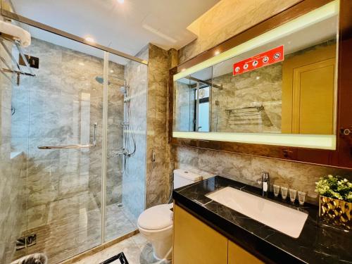 新山的住宿－R&F PRINCESS COVE BY HOMEFORT SUITES，带淋浴、盥洗盆和卫生间的浴室