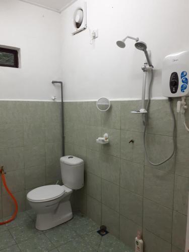 Bilik mandi di Homestay Idaman B B with 2 room aircond 2 Quen Bed and Not Sharing Room -Privacy