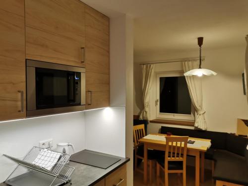eine Küche und ein Wohnzimmer mit einem Tisch und einem Esszimmer in der Unterkunft Ferienwohnung Salzmann in Innsbruck