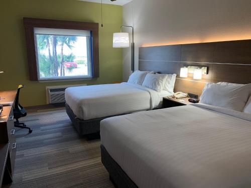 um quarto de hotel com duas camas e uma janela em Holiday Inn Express Hotel and Suites South Padre Island, an IHG Hotel em South Padre Island