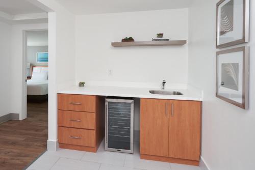 uma cozinha com um lavatório e uma bancada em DoubleTree by Hilton Miami North I-95 em Miami