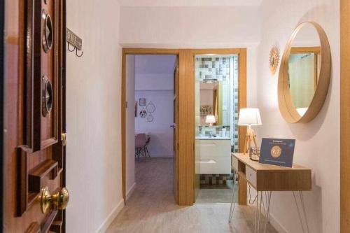 um quarto com um corredor com um espelho e uma casa de banho em Precios apartamento Centro ciudad em Granada