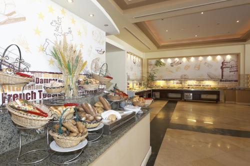 ein Buffet in einem Restaurant mit Körben voller Speisen in der Unterkunft Three Corners Sea Beach Resort in Bucht von Coraya