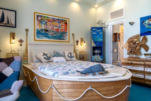 Ce lit se trouve dans un dortoir doté d'une baignoire en bois. dans l'établissement La Casa di Nonna Piera, à Giardini Naxos