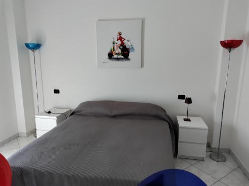 カリアリにあるLuxury residence in Cagliariのベッドルーム1室(大型ベッド1台、ランプ2つ付)