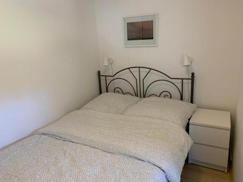 a bedroom with a bed and a picture on the wall at Ferienwohnung Wieben in Sankt Peter-Ording