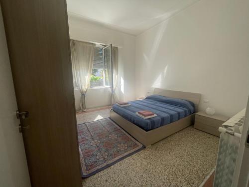 Habitación pequeña con cama y ventana en Casa vacanze nonna Prassede Alloggio incantevole in casa indipendente .. en Lecco
