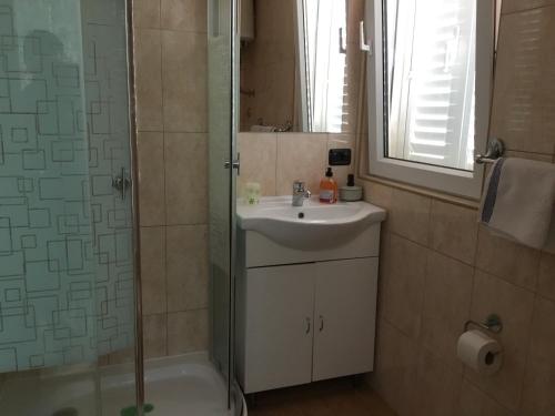 ห้องน้ำของ Family friendly apartments with a swimming pool Dvornica, Rogoznica - 11470