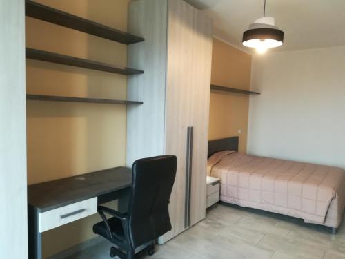 Aero Apartment في Elmas: غرفة نوم مع مكتب وسرير