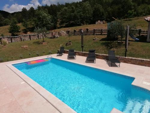 basen z 4 krzesłami w obiekcie Holiday house Dol w mieście Cerovlje