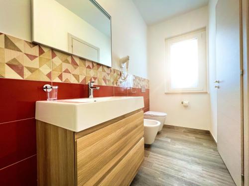 łazienka z umywalką i toaletą w obiekcie Perla Blu Tropea w Tropei