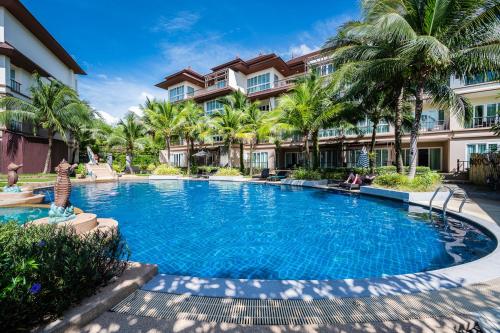 Bazén v ubytování Hotel COCO Phuket Bangtao Beach nebo v jeho okolí